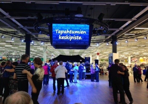 Onnenhetki-orkesteri tanssittaa asiakkaita.