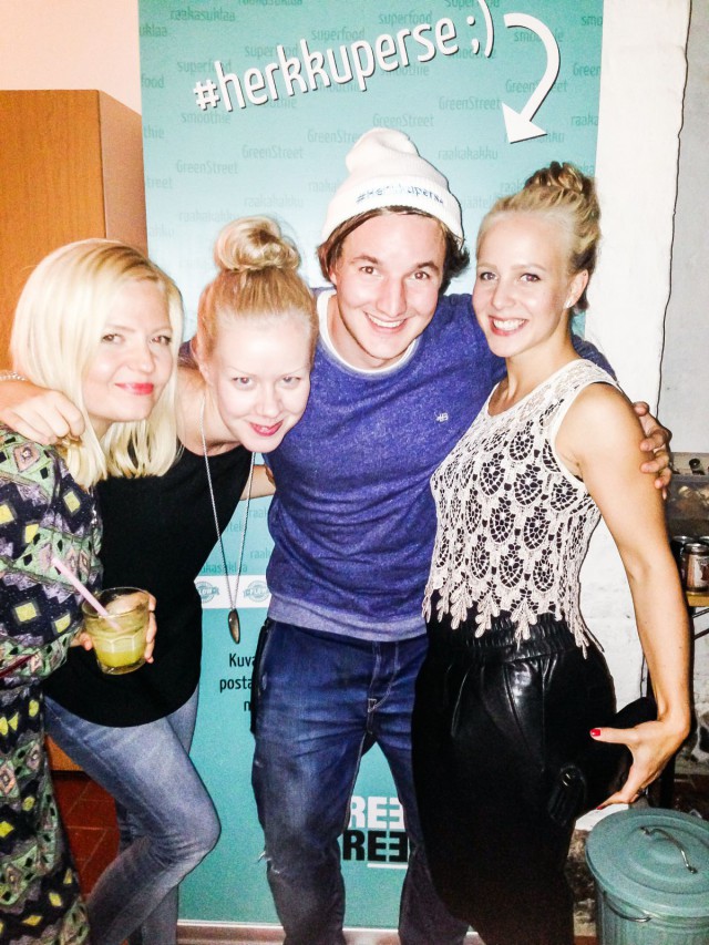 Tuulia, meitsi, Johannes ja "Aamukahvilla" Henriikka.