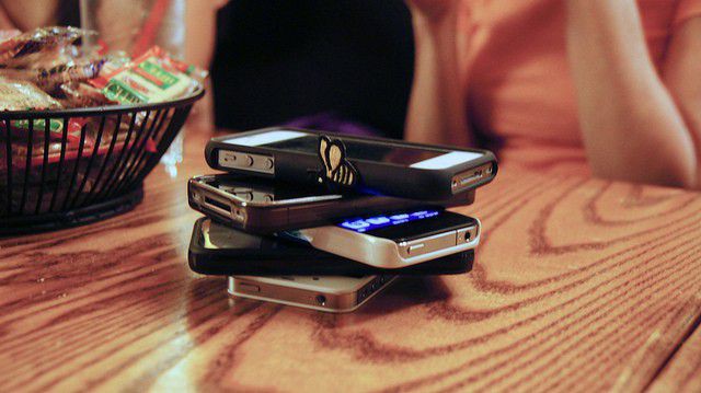 Luurit pinoon raflassa. Ensimmäisenä omaansa tarttuva maksaa laskun.