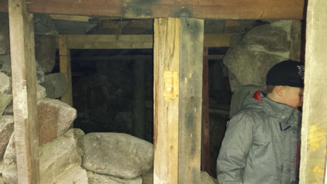 Kivilinnassa oli myös ennen tuhopolttoa puusta tehty päärakennus. Osa on vielä tallella.