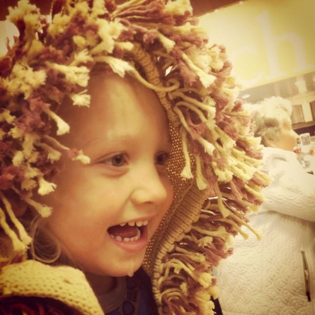 Ihanan eettiset tuotteet ovat kehitysmaissa valmistettuja paikallisartesaanien laadukkaita taidonnäytteitä. Missiona on luoda taloudellista riippumattomuutta kehitysmaiden pienartisaanien ja naisyrittäjien elämään. Kuvassa poikani leijonaneule päällä