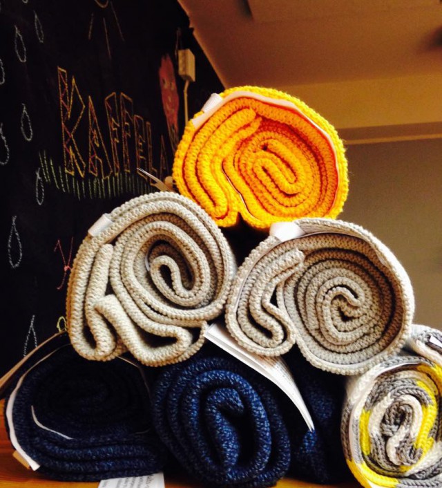 Suomalaisen ella ja ebba -malliston Tyyni -vauvapeitto on ihanan pehmeää puuvillaa.