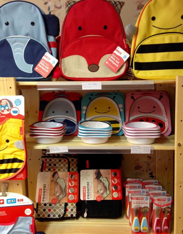 Hauskan näköinen Skip Hop Astiasto on valmistettu kestävästä melamiinista ja se ei sisällä BPA-yhdisteitä. Skip Hopin kerhoreput ovat syksyn hittituote.