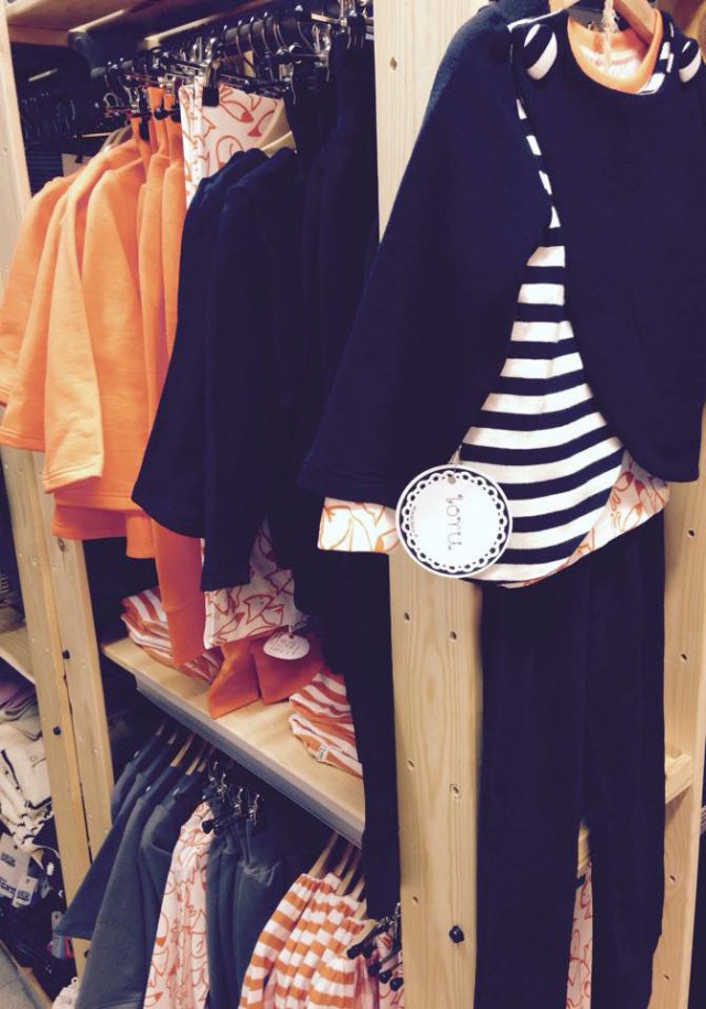 Loru on ekodesignmerkki, jonka valikoimasta löytyy käsityönä valmistettuja ekologisia vaatteita, asusteita ja sisustustuotteita lapsille.  Mallistoissa pyritään hyödyntämään kierrätysmateriaaleja sekä teollisuuden ylijäämämateriaaleja.