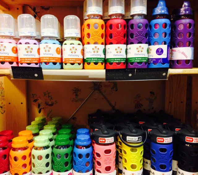 Lifefactoryn tuotteissa yhdistyy moderni design, ympäristöystävällisyys sekä ainutlaatuiset käyttöominaisuudet. Lasiset tuttipullot, juomapullot sekä silikoniset purulelut ovat turvallisia eivätkä ne sisällä terveydelleesi haitallisia kemikaaleja.