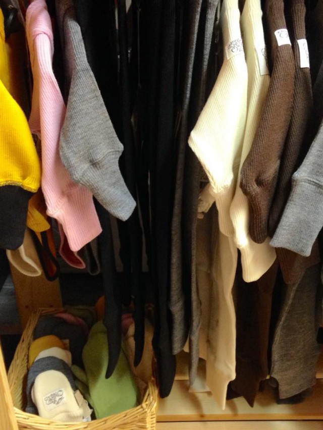 ManyMonthsin ihanat villapuvut, bodyt, leggingsit, kypärämyssyt ja tumput ovat suosittuja lahjaideoita. Merinovilla on pehmoista, mukavaa, hengittävää ja kuitenkin erittäin lämmittävää viileällä säällä.