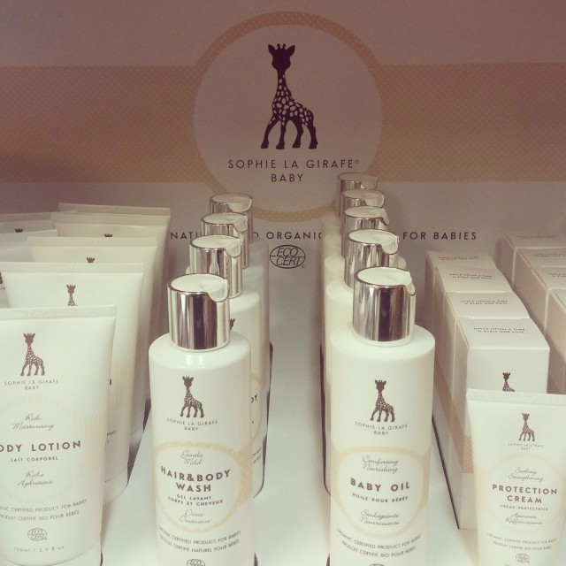 Sophie La Girafe luomukosmetiikka on ylellinen lahja, josta äiditkin pitävät. Eikä kyseessä ole mitä tahansa ihonhoitoa, vaan korkealaatuista luonnon-­ ja luomukosmetiikkaa. Sophie the giraffe Baby -­tuotteet kantavat Ecocert-­tunnusta.