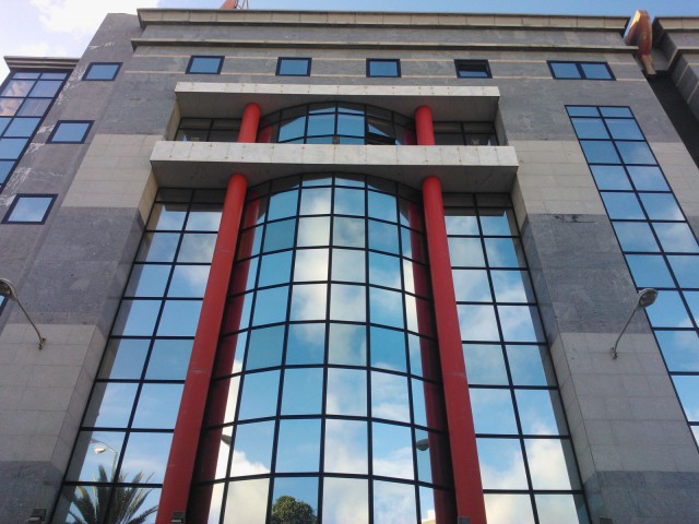 Espanjalaisen pankin massiivista seinämää