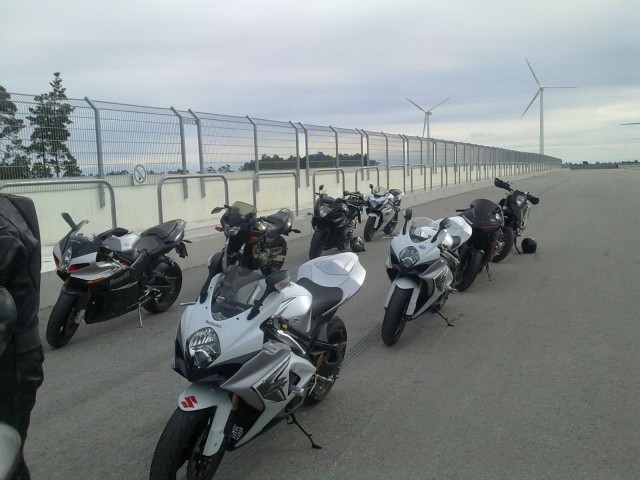 Kuva Gotlannista Gotland Ringiltä. Tuulivoimapuisto ei pysty tuottamaan ihmiskunnan haluamasta energiasta kuin pienen osan. Samaan aikaan ajamme prätkillä, jotka tuhoavat ilmakehää. Ilmaston pelastaminen on mahdotonta, koska ihminen on energiasyöppö.