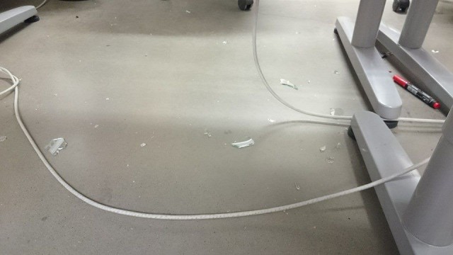 Ikävä mennä töihin, kun on lasinsiruja kaikkialla :(