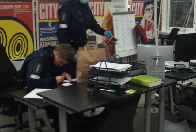 Poliisit ottavat sormenjälkinäytteitä. Usein näiden takana on joku poliisille ennestään tuttu tekijä :(