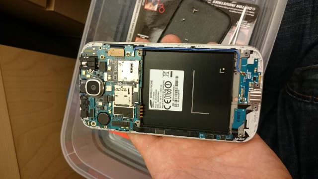 Nyt kun olet ruuvannut puhelimen takakannen auki, niin voin kertoa, että tätä ei tarttis tehdä laisinkaan jos vaihdat pelkän lasin. Jos vaihdat koko kehikon, niin tämä on tarpeellinen.