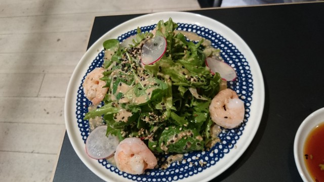 Listalta löytyy myös salaattia kevyesti. Terveellistä ja ravitsevaa.