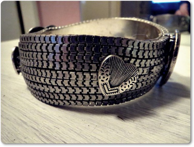 Ketjut liimataan korun ympäri ja lopuksi kiinnitetään myös koristeet