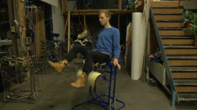 Hiirituolin suunnittelija Govert Flint näyttää, miten dynaaminen toimistotyö taittuu.