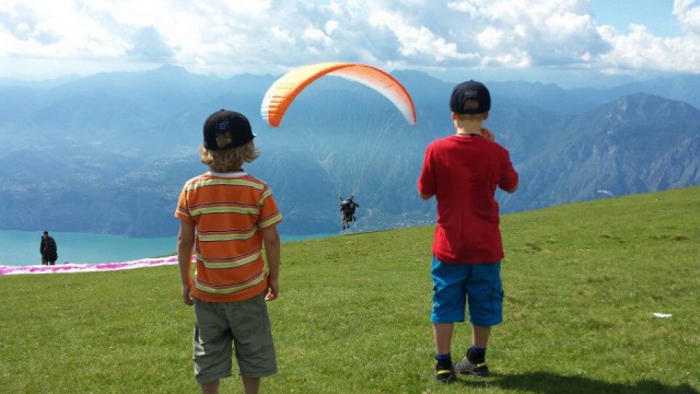 Kuvassa olemme Italiassa Garda -järven viereisen vuoren päällä. Vasemmalla Eetu, oikealla Veeti.