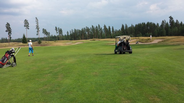 Minä ja meidän pojat (6 ja 8v) Vierumäellä Golf kierroksella. Pojat ekaa kertaa isolla kentällä mukana.