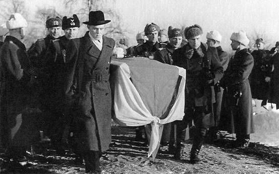 Mannerheimin viimeinen matka: Johan Similä (1906−2002) oikealla kantamassa Mannerheimin arkkua sotamies Eero Seppäsen kanssa. http://www.brantberg.fi/Sotasankarit%20-%20Johan%20Simila.htm