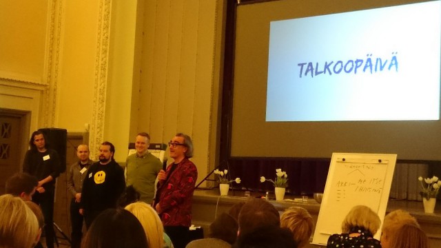 Esa nostatti myös esimerkin kautta. Hän nosti stagelle #talkoopäivä -tiimin. Erinomainen ja havainnollinen tapa Esalta on näyttää ja "toteuttaa sit mitä saarnaat"