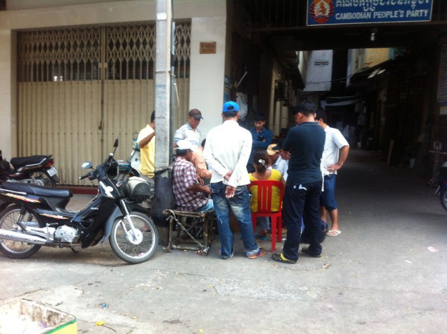 Paikalliset pelaamassa korttia.