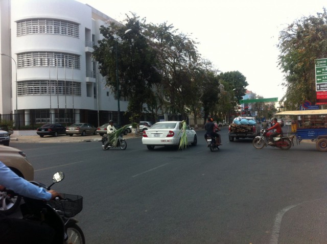 Isolla tiellä kasvikuljetus.