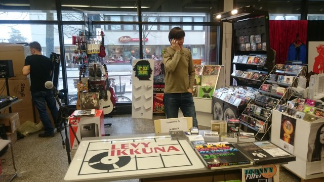 Olli toi tilaan PopUP Levyikkunan