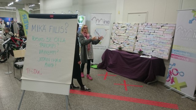 Paikalla oli myös palveluyrityksiä, joilla ei ole omaa myymälää. Kuvassa Annele Aarni-Wiklund esittelee yrityksensä työelämän valmennuspalveluita käytännön "mikä fiilis?" harjoituksen kautta.