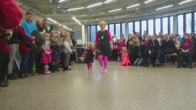 Muotinäytöksessä malleina olivat paikalliset yrittäjät. Kuvassa Keravan Yrittäjien puheenjohtaja Päivi Virtanen.