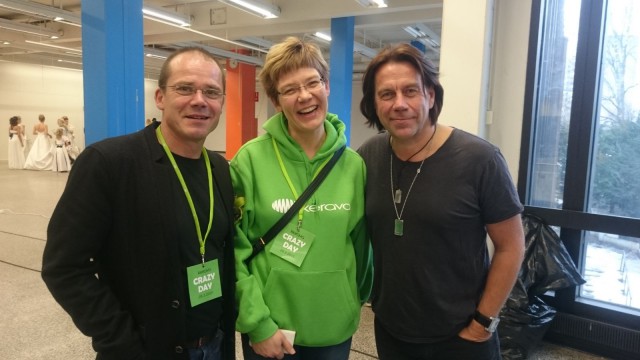 Backstagella oli vipinää. Mikko Kuustosen (oikealla) kaulassa Keravalaisen Anu Ekin suunnittelema Medicine man -kaulakoru. Juontajana tilaisuudessa oli Nicke Lignell (vas). Keskellä Kerava Crazy Day -nimen keksijä Mia Talikka.