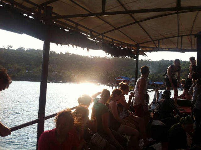 Lautalla Koh Rongiin.