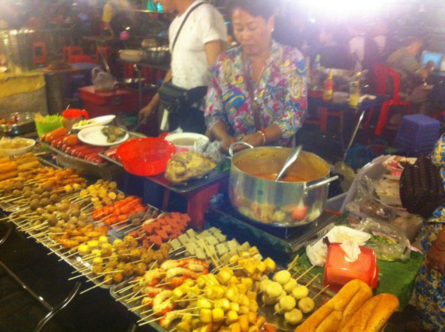 Torilla myytiin vartaita.