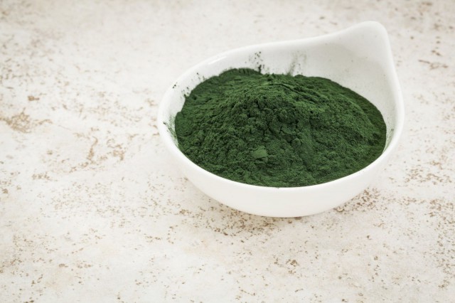 Spirulinan myrkyn vihreys saattaa säikäyttää, mutta sitä voi laimentaa esimerkiksi mustikan värillä.
