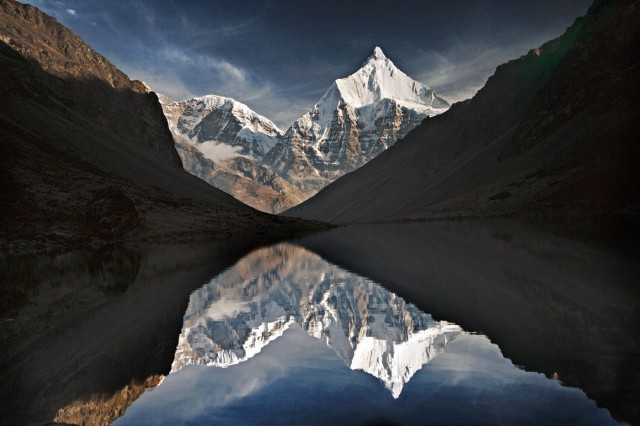 Jichu Drake -vuori ja Tsophu-järvi Bhutanissa ovat osa Matthieu Ricardin käsitystä mielenrauhasta.
