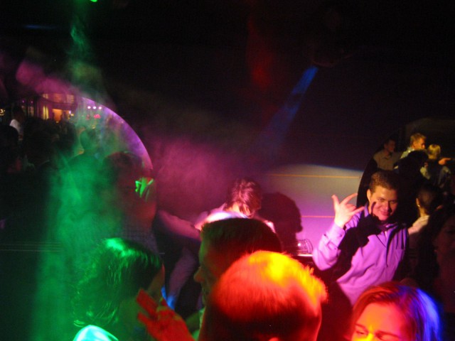 Pro vinkki: Se ilmainen viina ei muuten sitten oikeasti lopu koskaan. Älä yritä juoda sitä kaikkea. Muutamat bileet oisin voinut jättää vähemmälle. Kuva vuodelta 2000. Silloin meni lujaa.