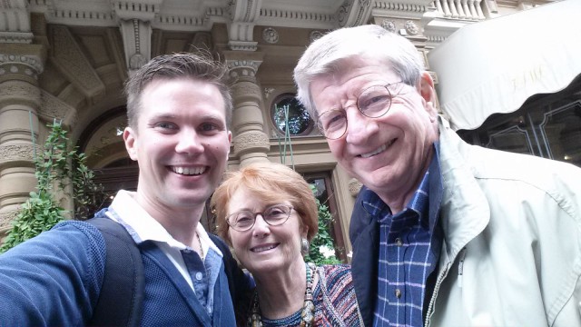 Tutustu ja verkotu. Auta verkostojasi. Kuvassa Ilkka O. Lavas, Peteri F. Cuneo ja hänen vaimonsa Maris. Peter on ollut mm. Black & Deckerin presidentti ja Marvel Comicsin CEO.