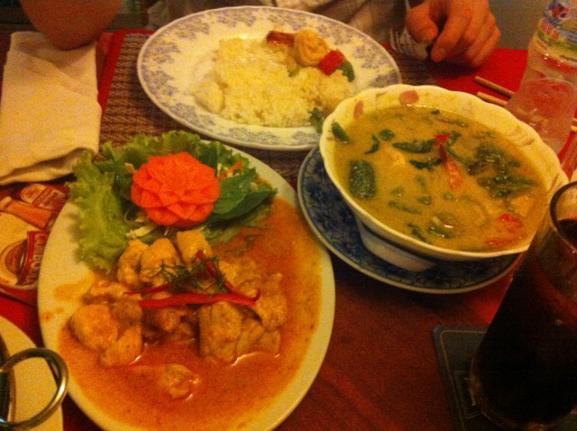 Thaimaalaista ruokaa. Tulista kanaa ja vihreää currya.