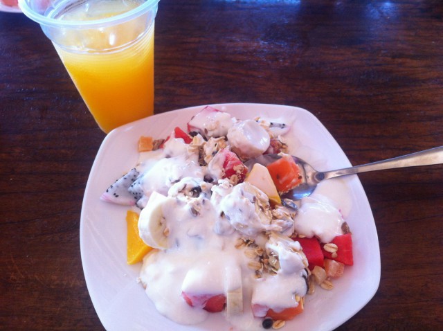 Tyypillinen Kambodzalainen aamupala: hedelmiä, mysliä ja jogurttia.