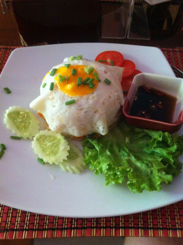 Paistetun kananmunan alla riisiä. Eräänlainen Lok Lak.