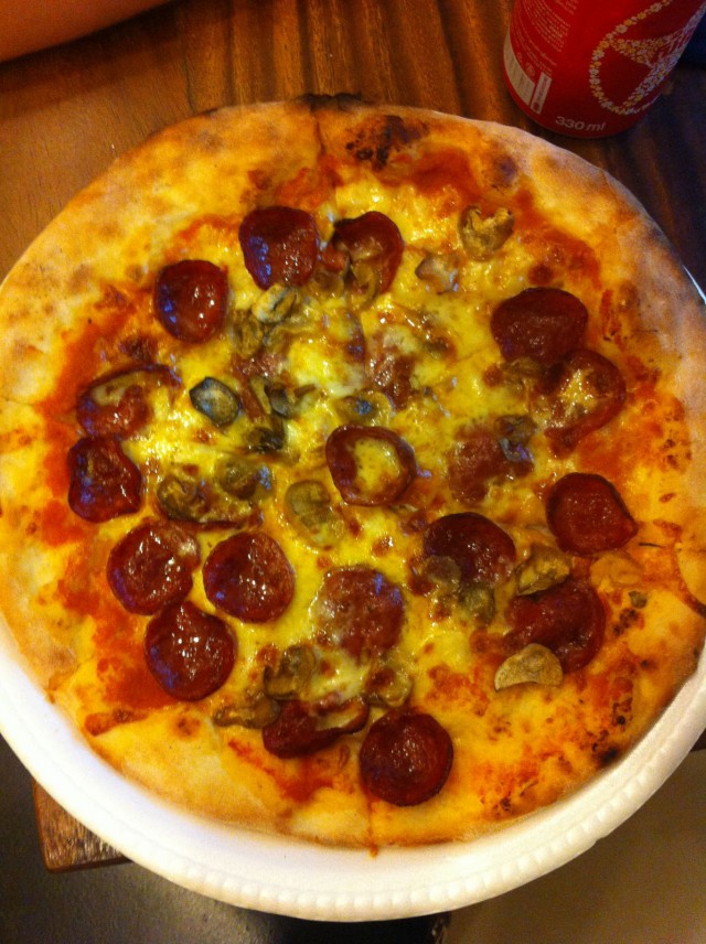 Maailman paras pepperoni pizza, joka paistetaan tuktukissa olevassa puu-uunissa.