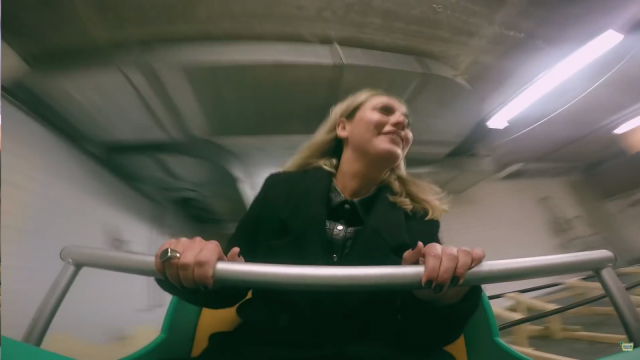 Vuoristorata lähtee ensin alas kellariin. Kuvakaappaus esittelyvideosta.