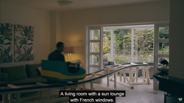 Vuoristorata etenee yläkertaan, josta lähdetään olohuoneen ikkunasta uloooooooooos! Kuvakaappaus esittelyvideosta.