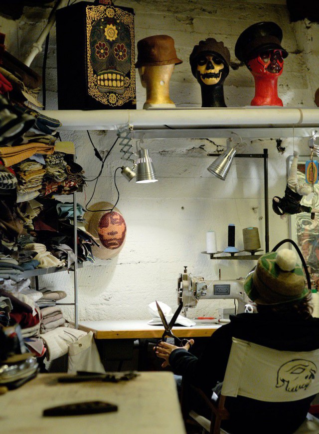 Coston tekijöiden matka on kulkenut töölöläiskellarin ompelukoneiden äärestä maailman tekstiiliteollisuuden kiemuroihin.