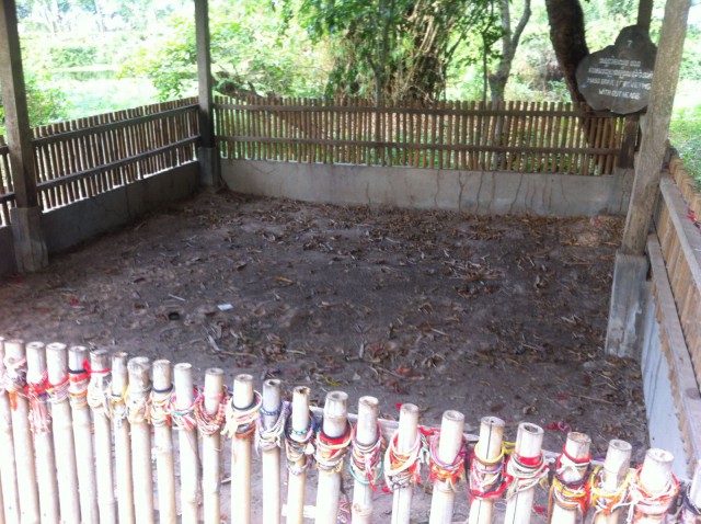 Joukkohauta, johon on myös tuotu rannenauhoja.