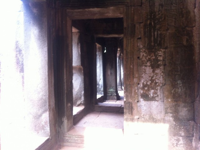 Temppelin ovi aukolla.