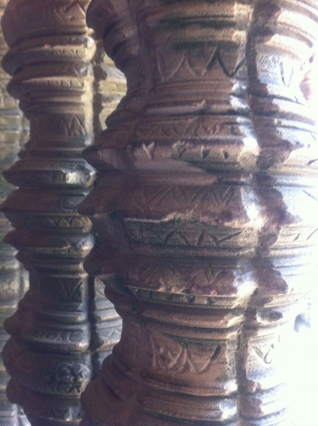 Kirjailua temppelin pylväässä.