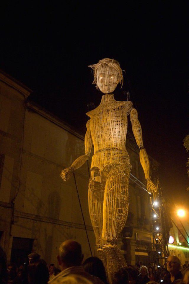 Jättiläiset tulevat Taiteiden yöhön.