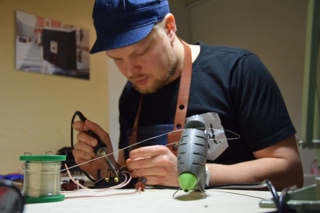 Kaiutinten kokoonpanossa kädet pääsevät töihin.