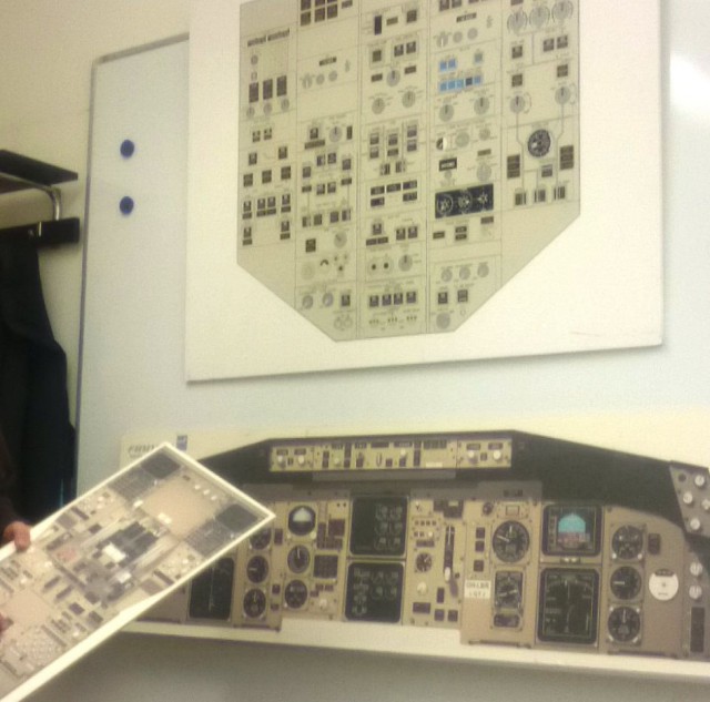 Briefingissä opiskellaan lentokoneen tärkeimmät ohjaimet ja käydään läpi lentosuunnitelma.