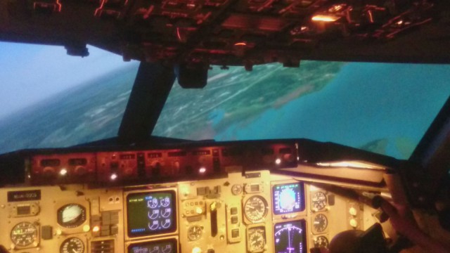 Boeing 757 lentosimulaattori Helsingin yllä.