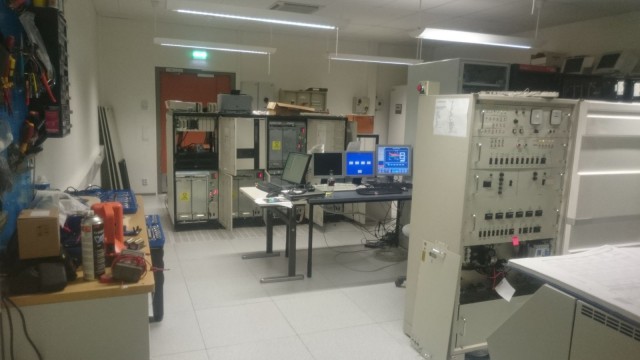 Lentosimulaattoria ohjaa suhteellisen massiivisen oloinen tietokonejärjestelmä.